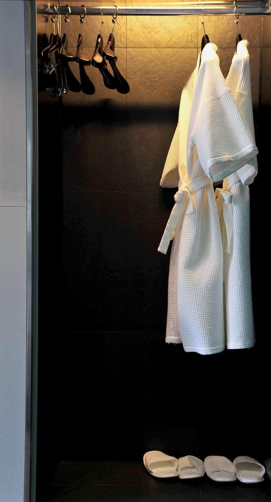 Best Western Sukhumvit 20 Банкок Стая снимка
